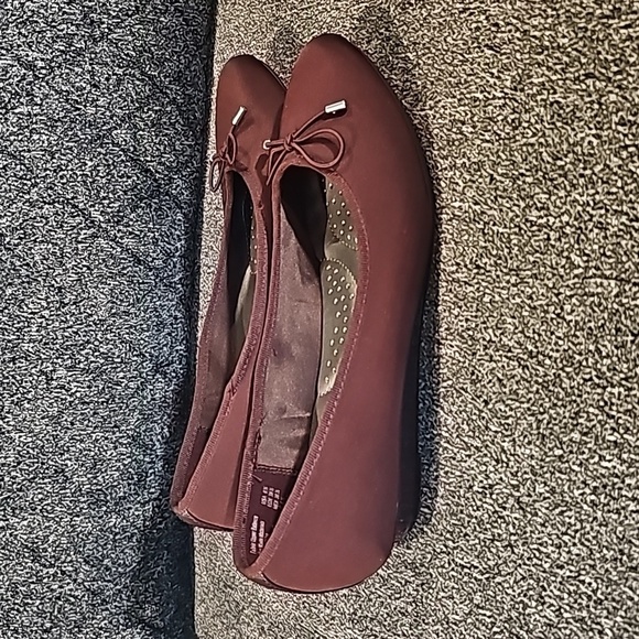 2 FOR $50 Dexflex comfort Maroon flats - Picture 1 of 3